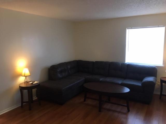 Fully Furnished Two Bedroom Apartment 로턴 외부 사진