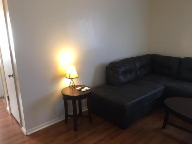 Fully Furnished Two Bedroom Apartment 로턴 외부 사진